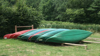 Rack de canoës à la base de canoë-kayak de Bretagne Romantique